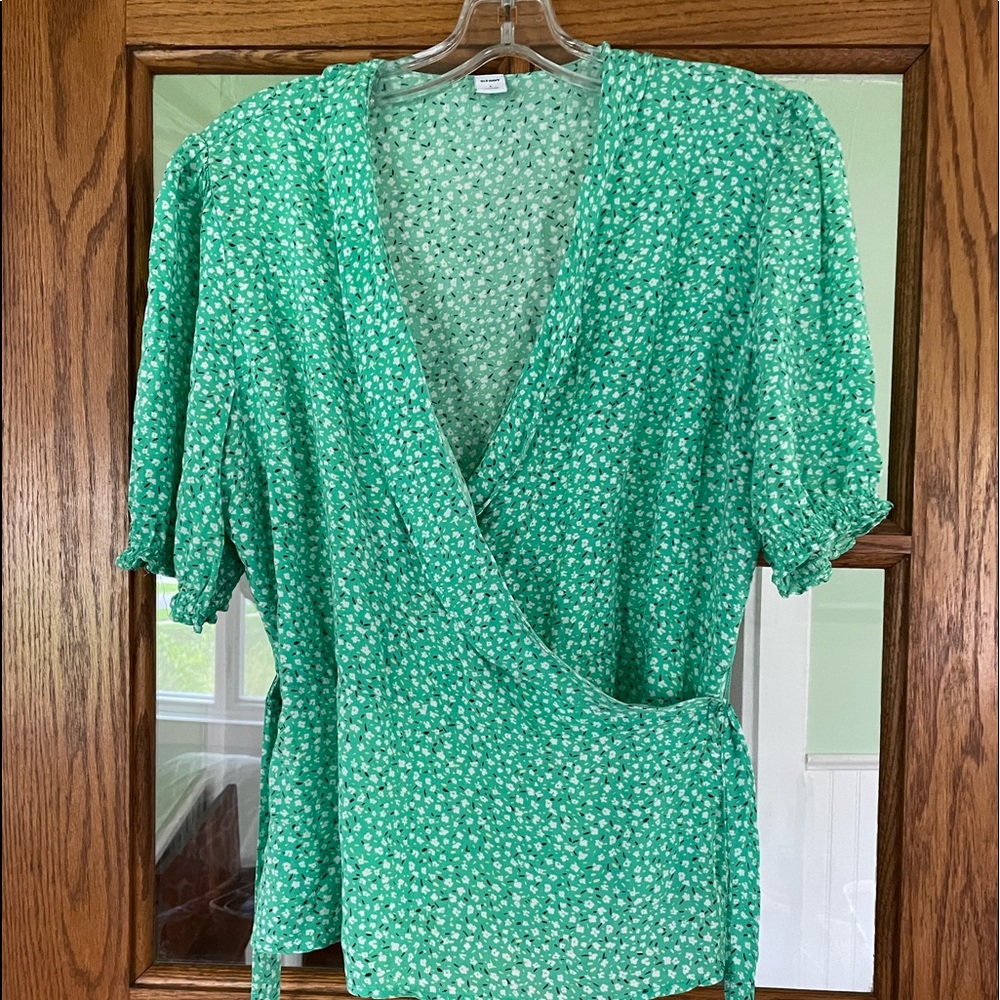 OLD NAVY short sleeved wrap top. Size L 100% rayon